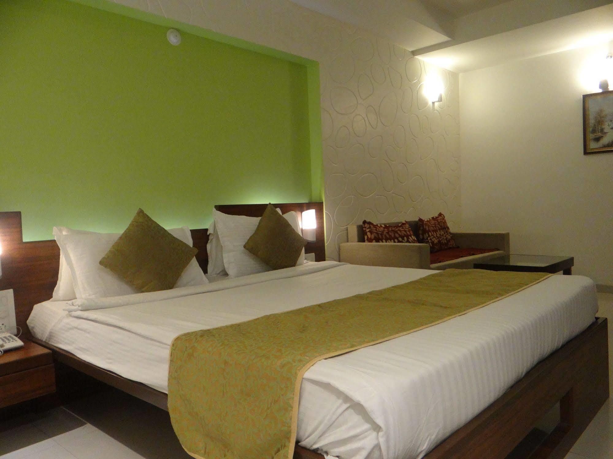 The Temple View Hotel Shirdi Exterior photo
