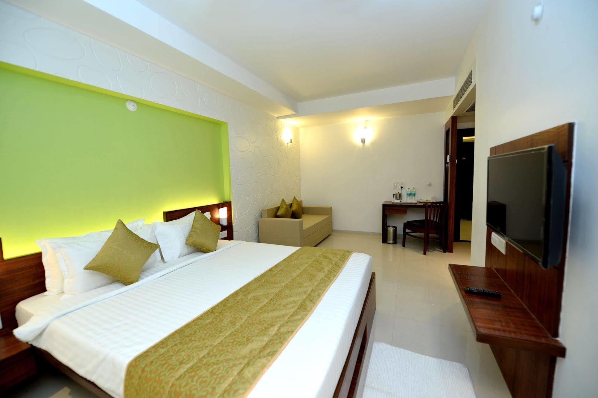 The Temple View Hotel Shirdi Exterior photo